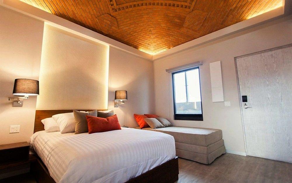Othelo Boutique Hotel Mexico Leon Exterior photo A bedroom at the hotel