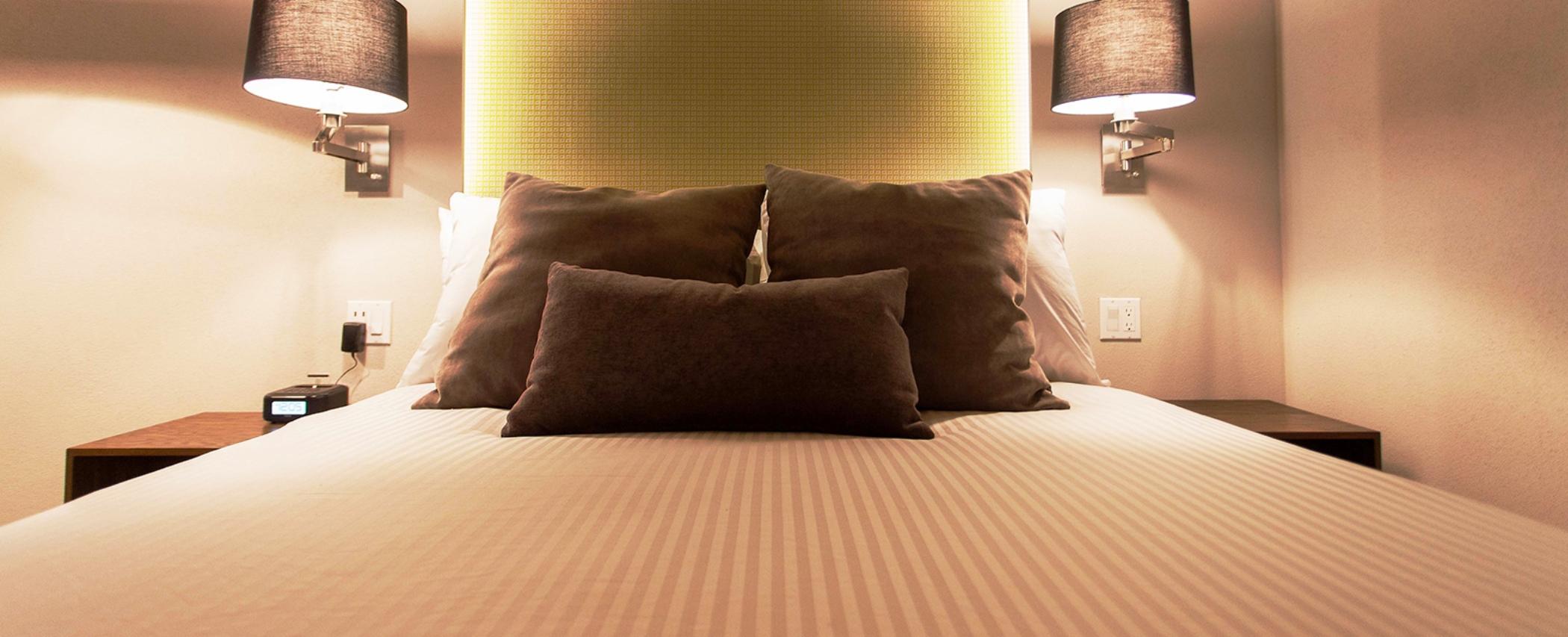 Othelo Boutique Hotel Mexico Leon Exterior photo A bed with cushions