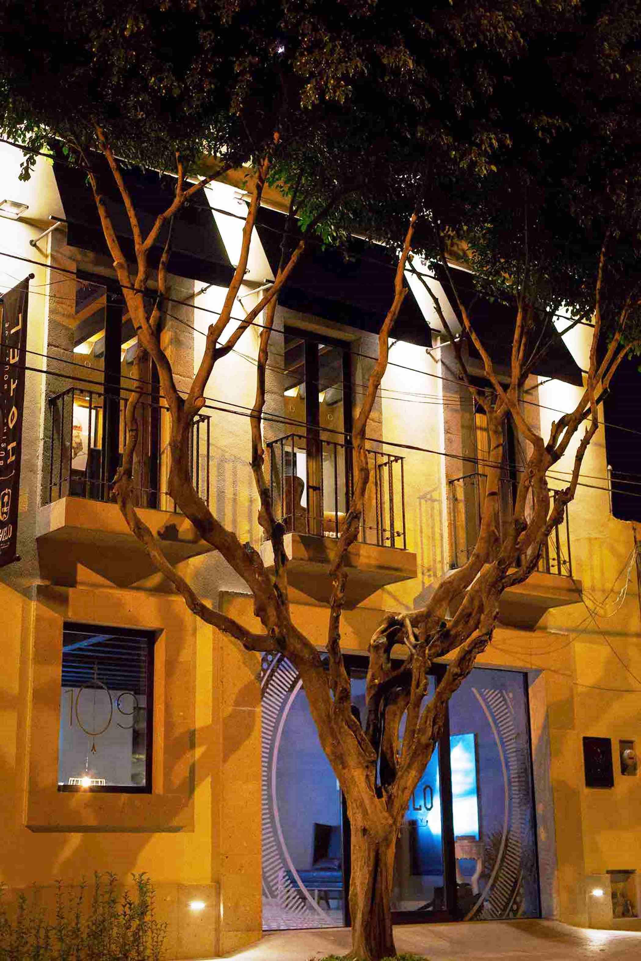 Othelo Boutique Hotel Mexico Leon Exterior photo The building at night