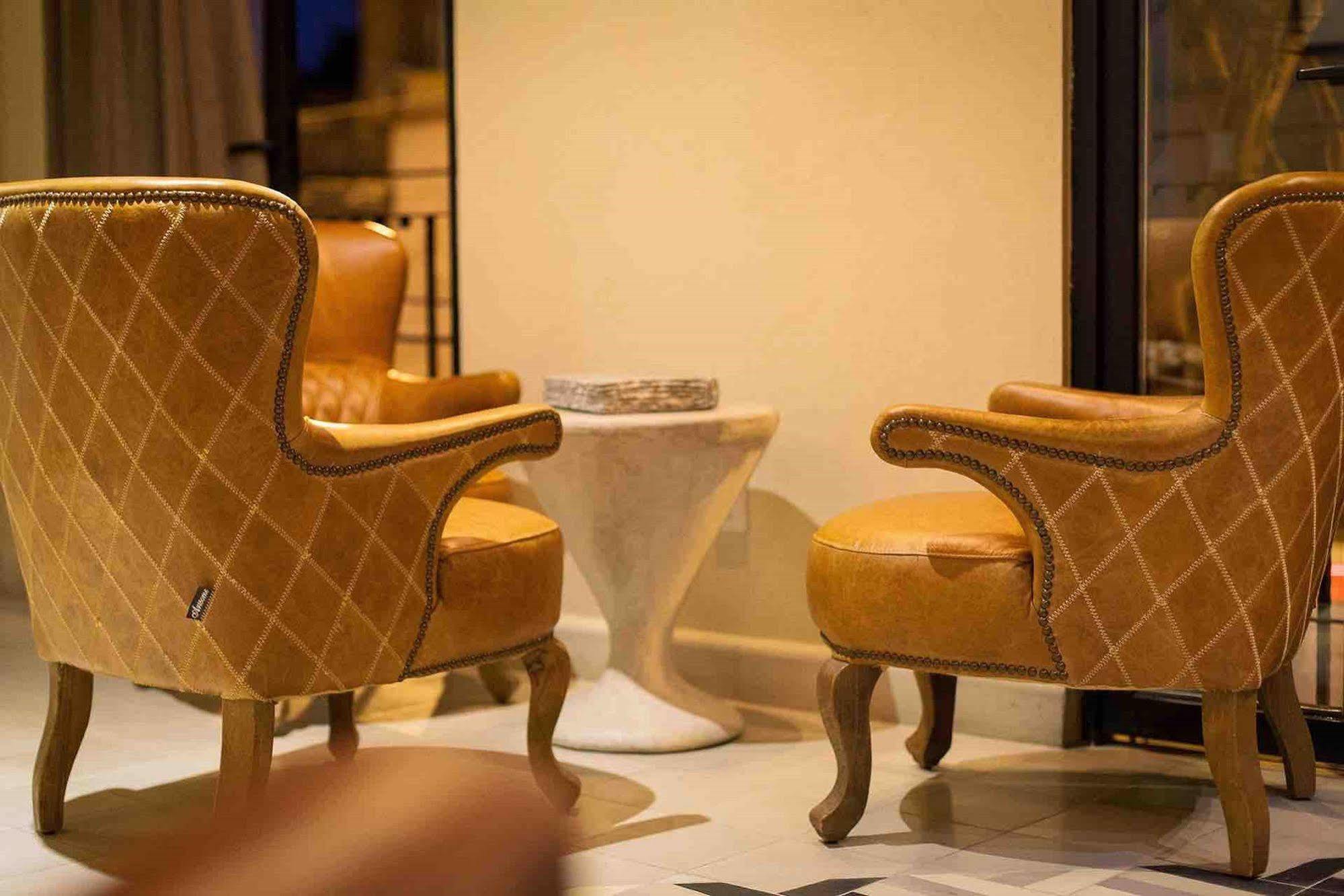 Othelo Boutique Hotel Mexico Leon Exterior photo Armchairs