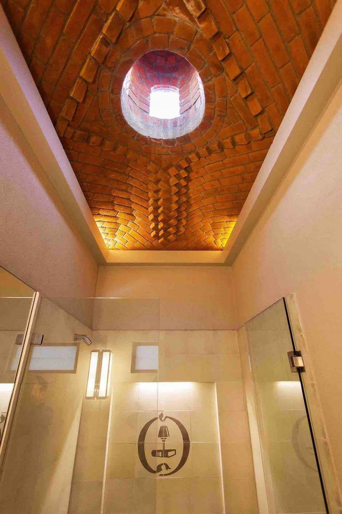 Othelo Boutique Hotel Mexico Leon Exterior photo The ceiling of the stairwell
